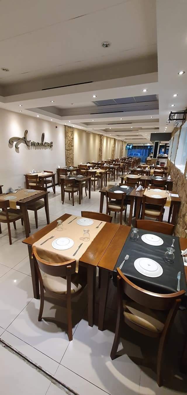 Mesas del Restaurante Amadeus preparadas para el servicio