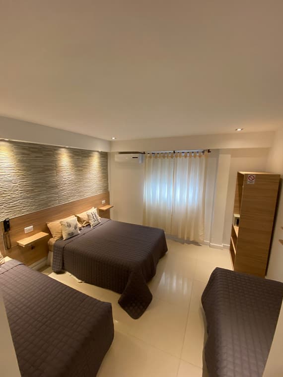 Habitación con ventana al exterior