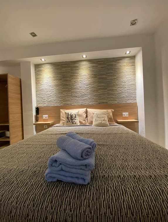 Habitación doble con cabecera de piedra