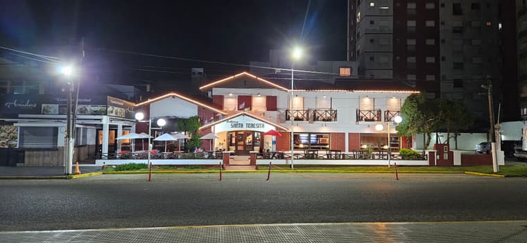 Frente de la Hostería Santa Teresita iluminado de noche