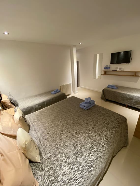 Habitación con TV y tres camas