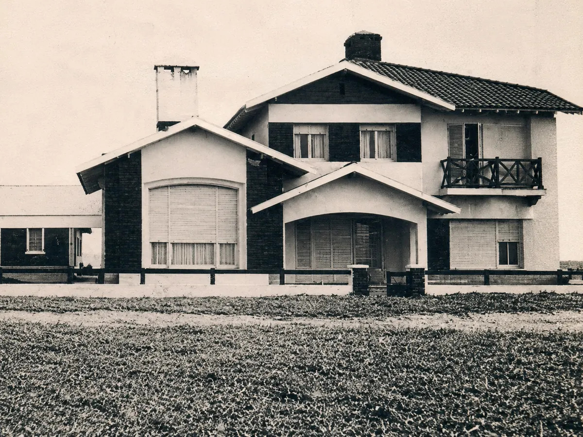 Casona de dos plantas en los primeros años de Santa Teresita