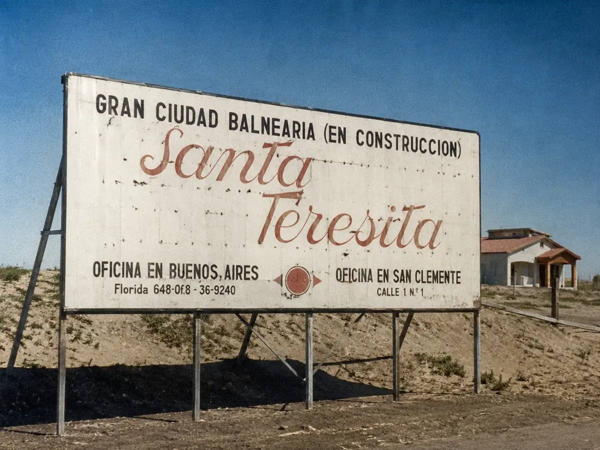 Cartel «Gran ciudad balnearia (en construcción) Santa Teresita» entre los médanos