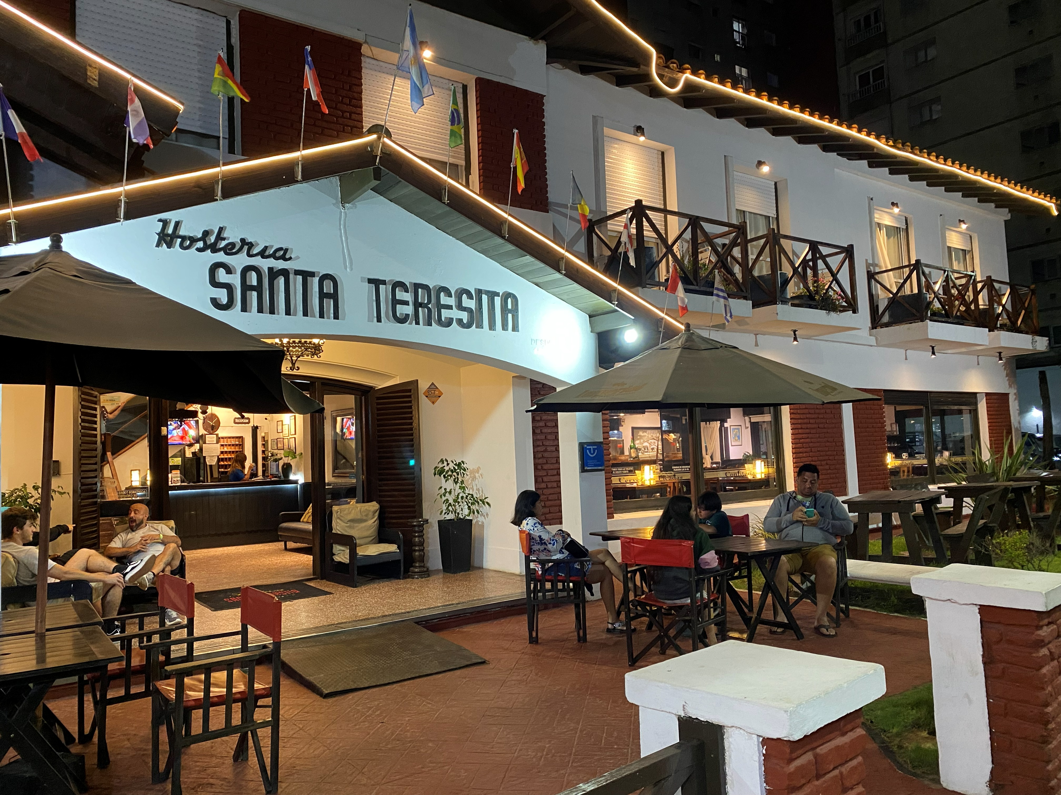 Frente nocturno de Hostería Santa Teresita